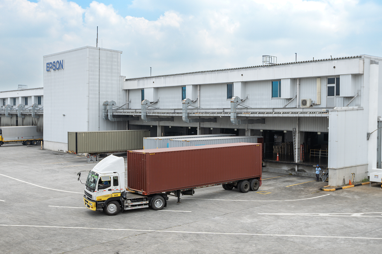 載滿產品的卡車駛離愛普生工廠。持續累積各項行動成果十分重要